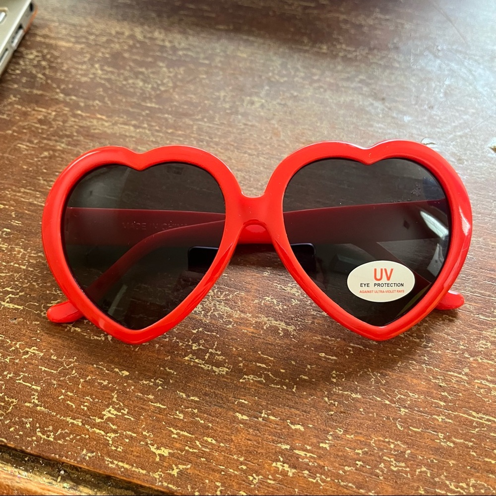 New red heart sunglasses with UV protection - Picture 2 of 6